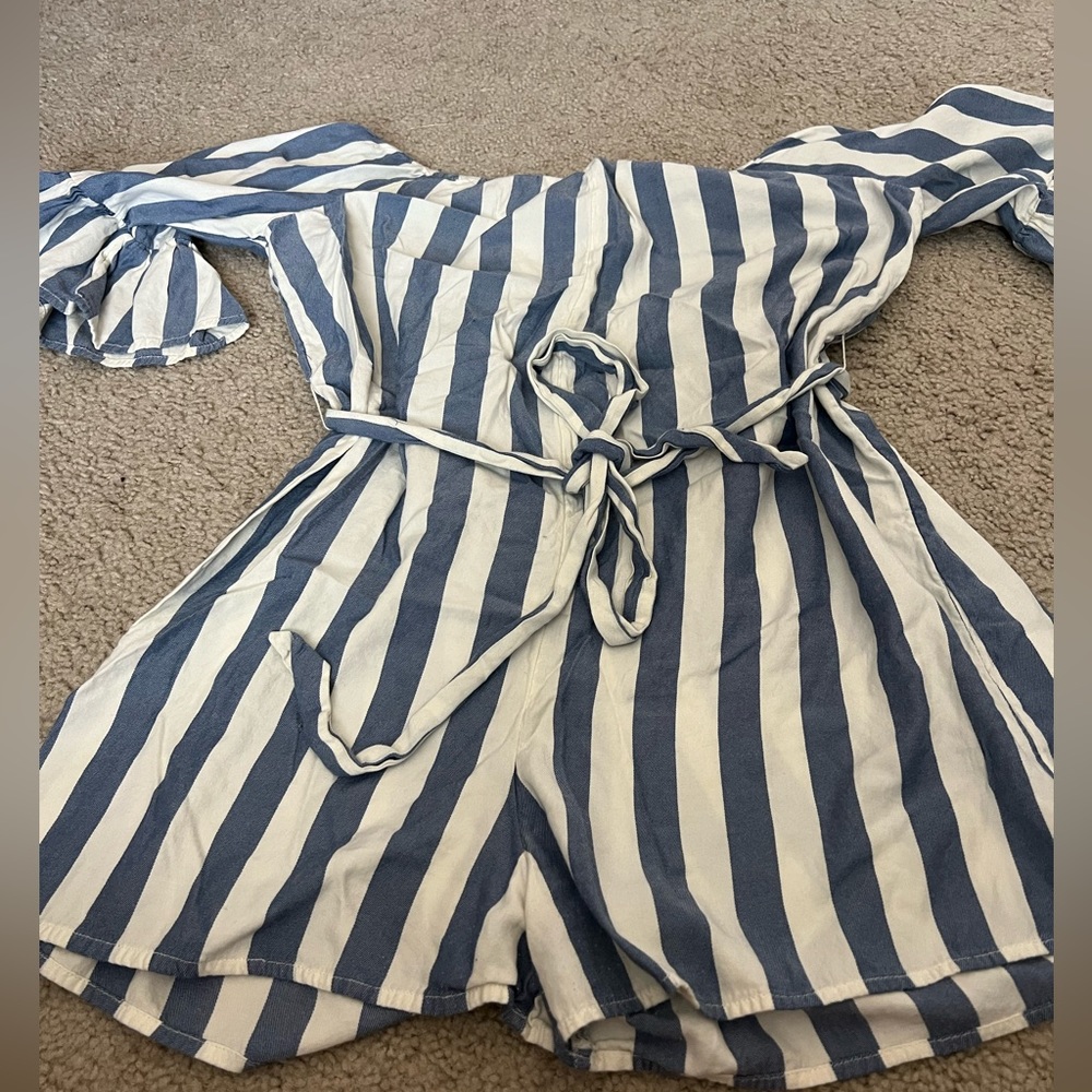 LIKE NEW. Billabong romper, size large